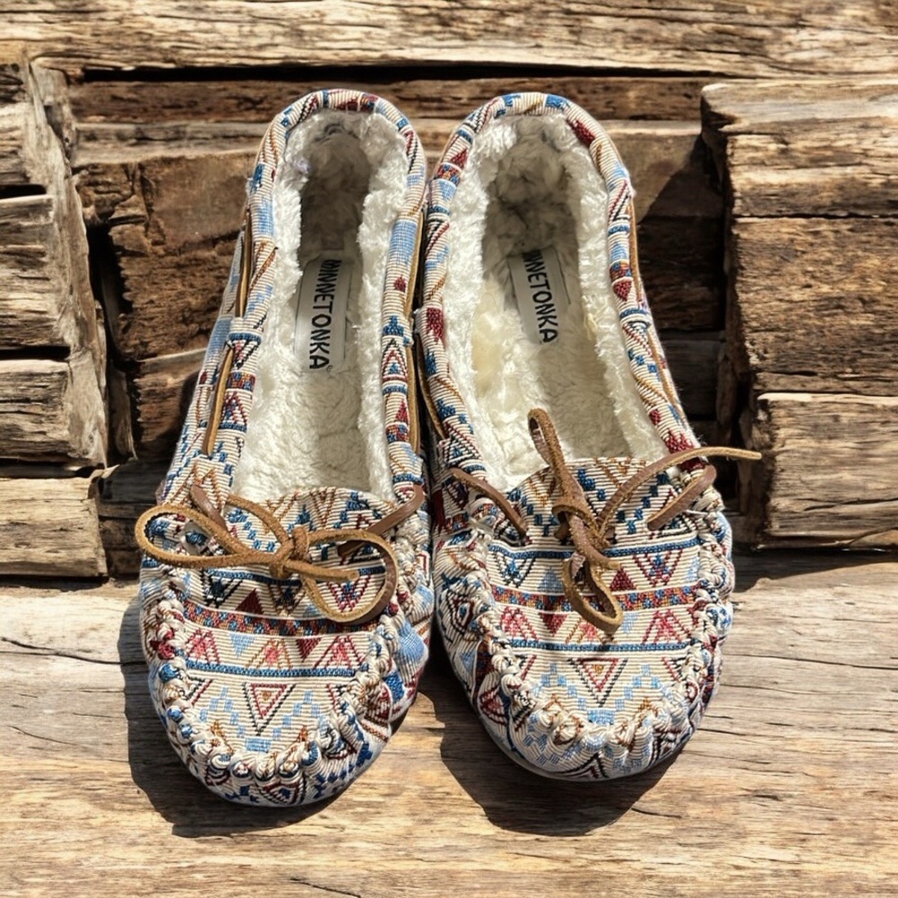 Minnetonka women’s aztec slippers 9w